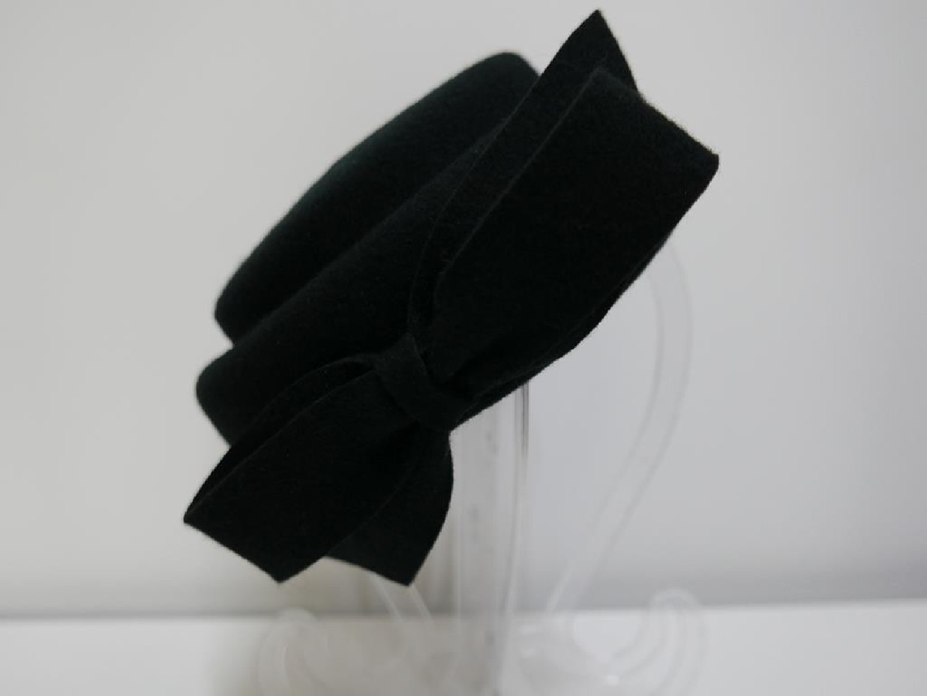 Inez czarny toczek filcowy z kokardą