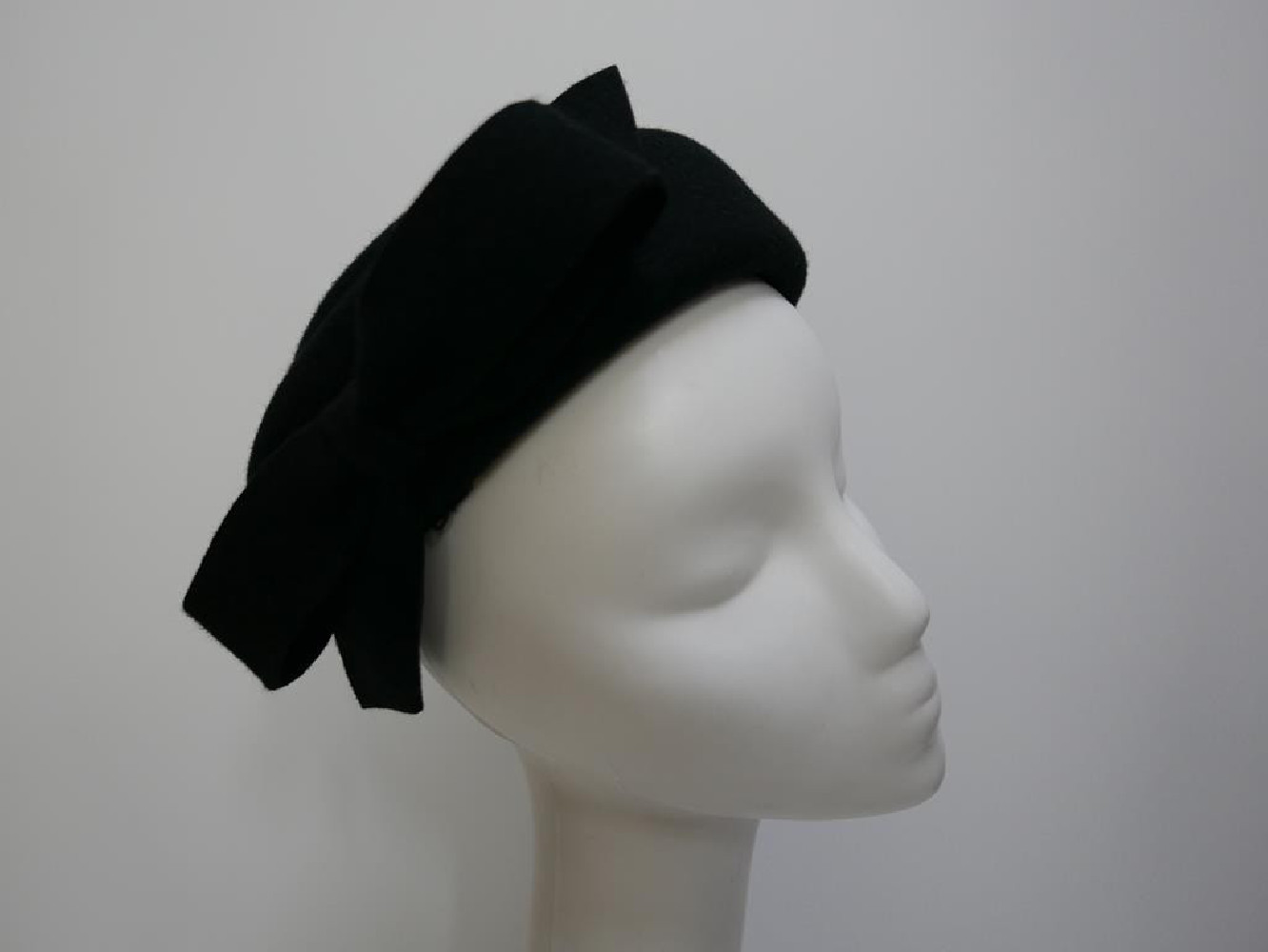 Inez czarny toczek filcowy z kokardą