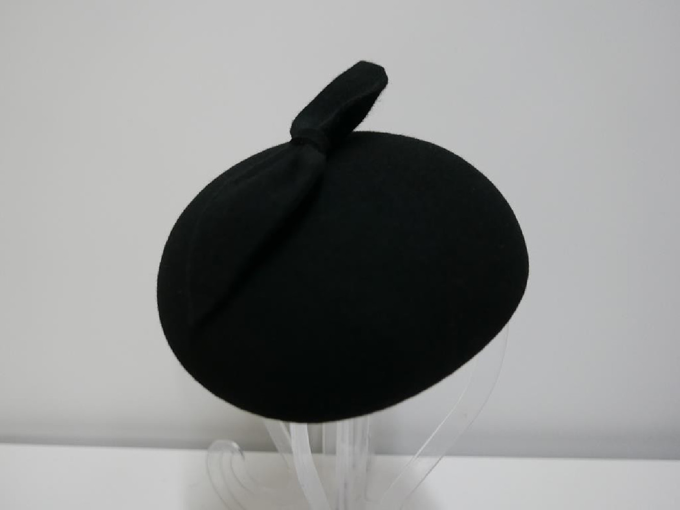 Walentyna  czarny mini beret,  toczek filcowy