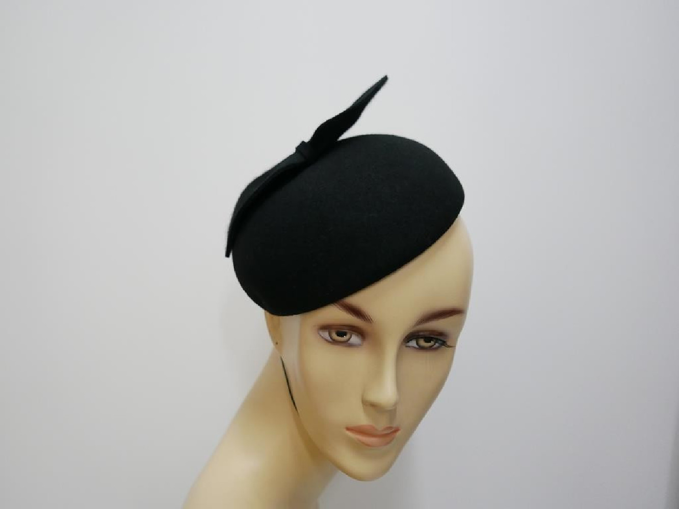Walentyna  czarny mini beret,  toczek filcowy