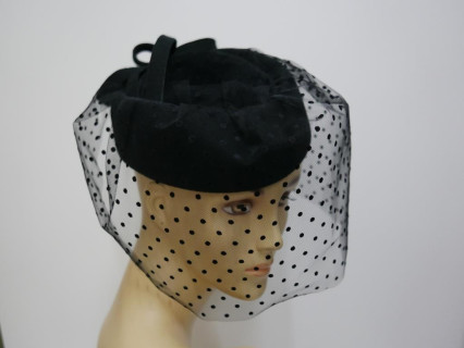 Tatiana czarny toczek pilśniowy z woalem w kropeczki