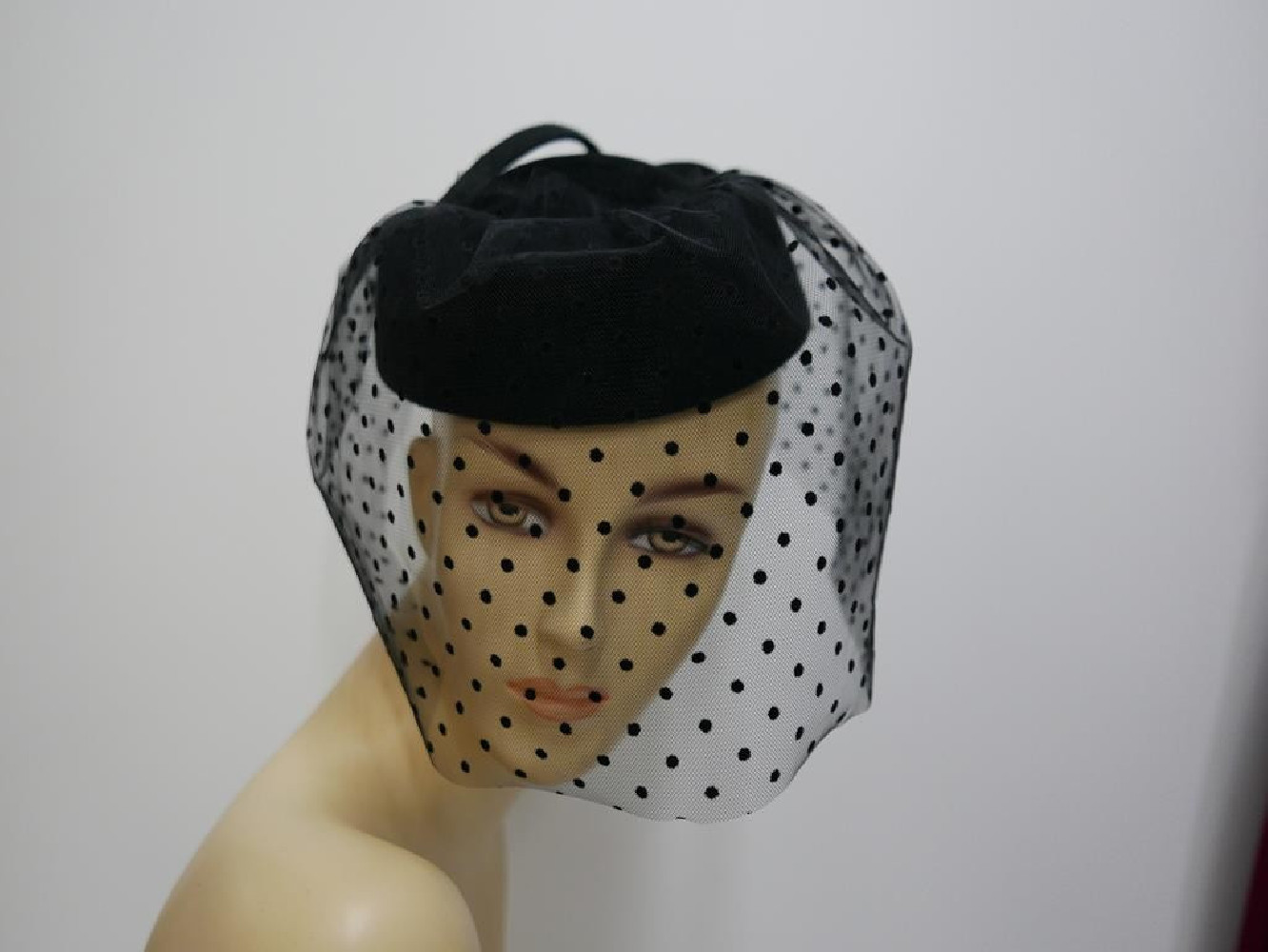 Tatiana czarny toczek pilśniowy z woalem w kropeczki