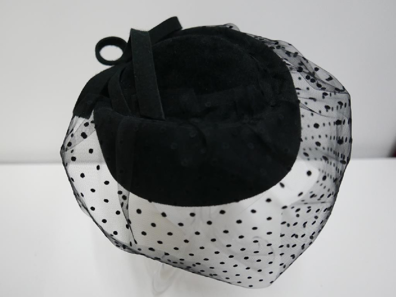 Tatiana czarny toczek pilśniowy z woalem w kropeczki