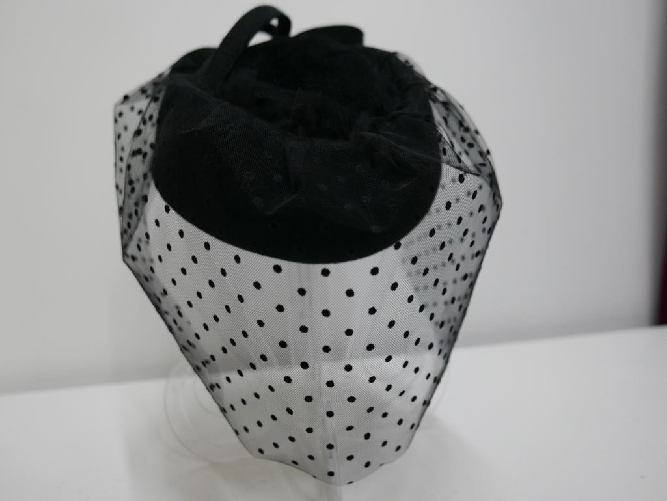 Tatiana czarny toczek pilśniowy z woalem w kropeczki