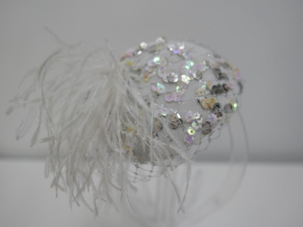 Wieczorowy cekinowy fascynator na opasce