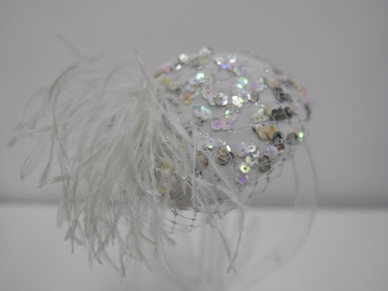 Wieczorowy cekinowy fascynator na opasce