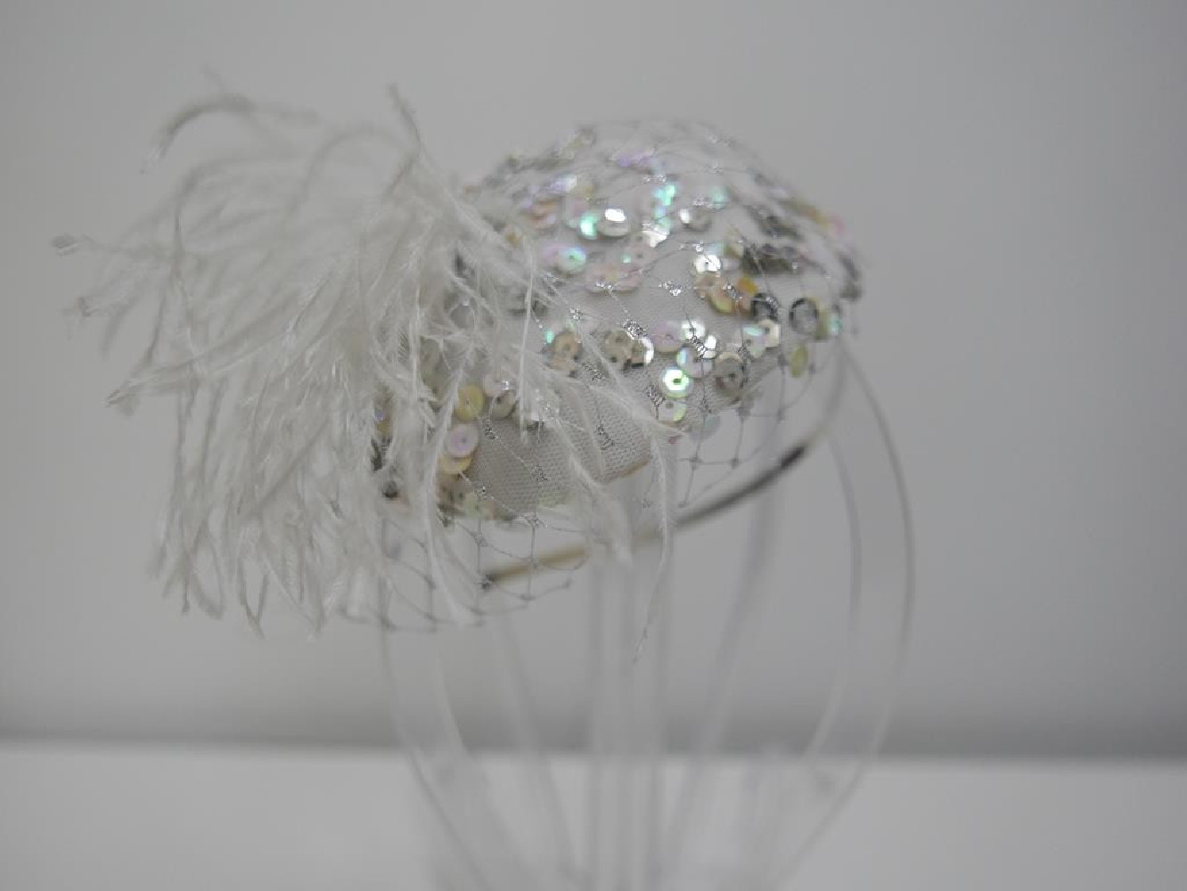 Wieczorowy cekinowy fascynator na opasce