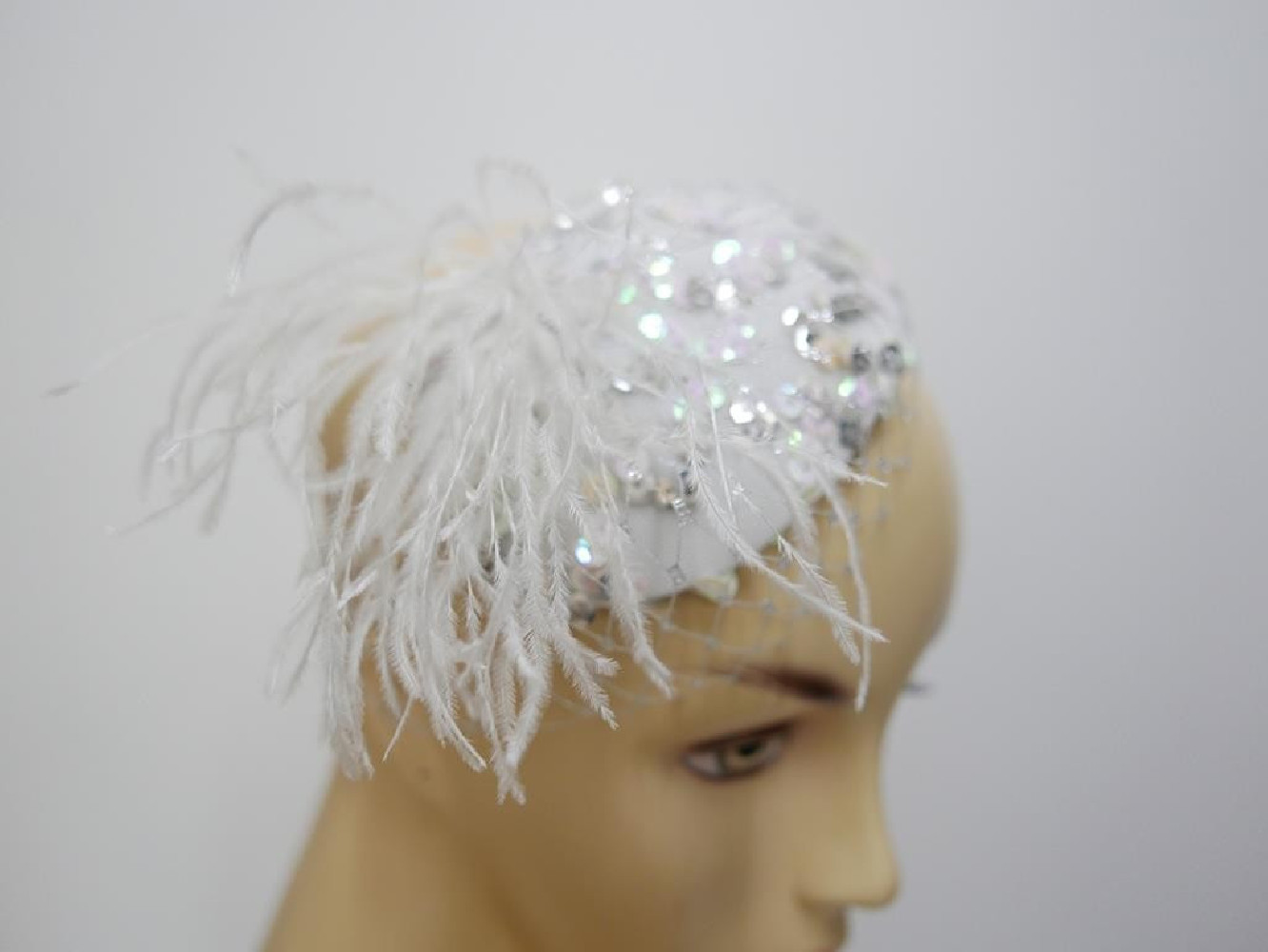Wieczorowy cekinowy fascynator na opasce
