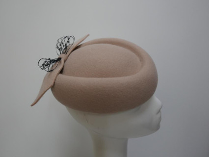 Taylor beżowy toczek filcowy