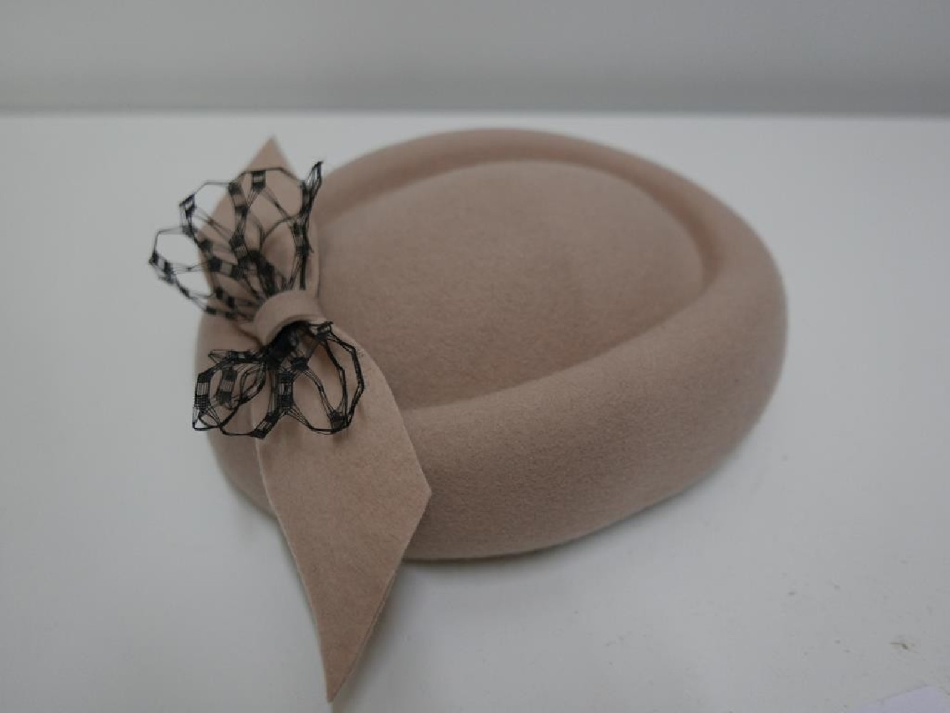 Taylor beżowy toczek filcowy