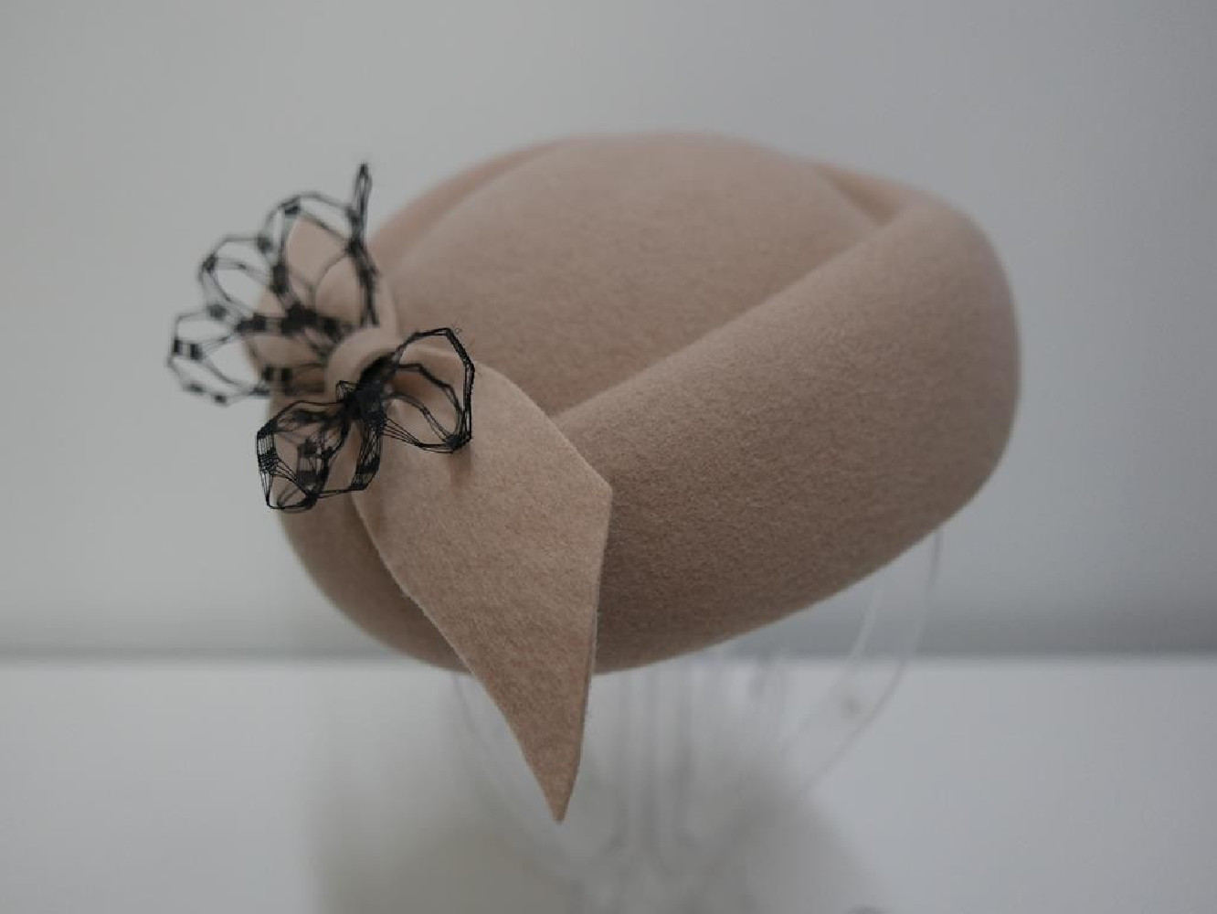 Taylor beżowy toczek filcowy