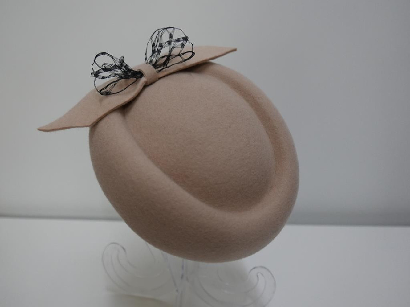 Taylor beżowy toczek filcowy