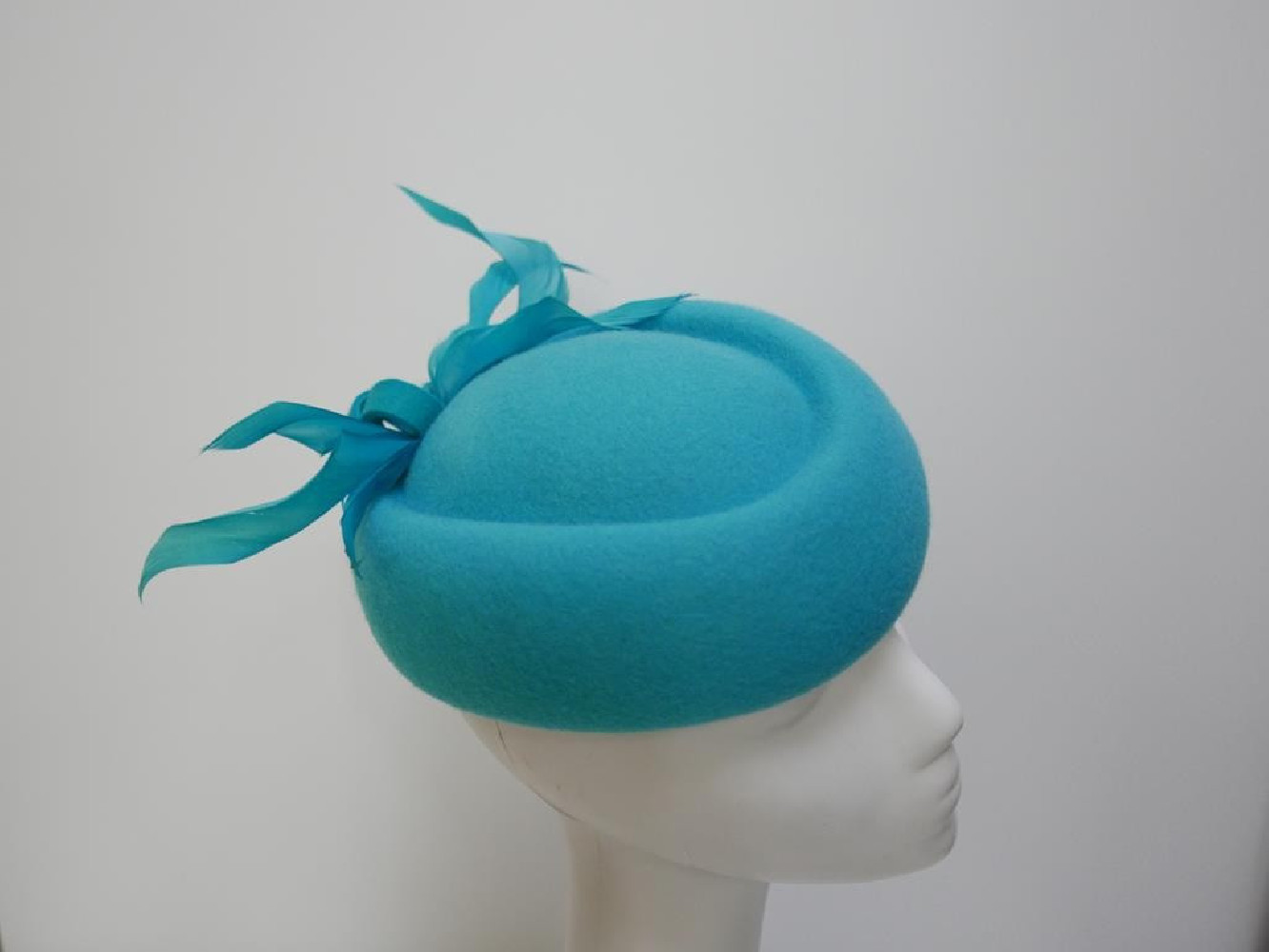 Taylor jasny turkus toczek filcowy