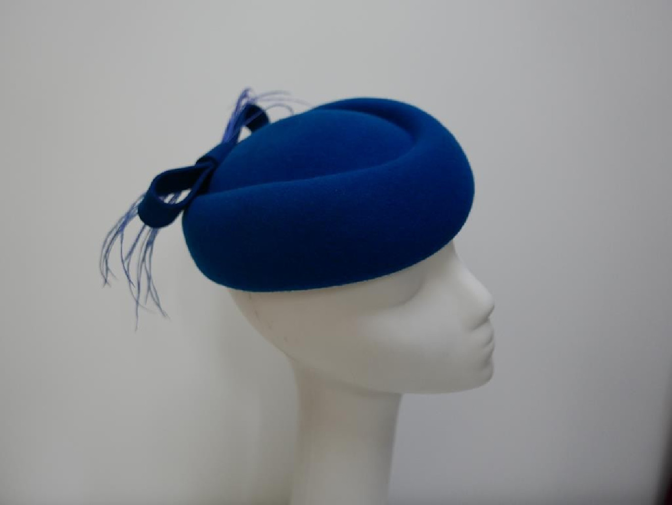 Taylor ciemny turkus toczek filcowy