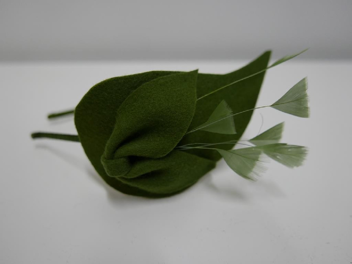 Oliwkowy fascynator filcowy na przepasce