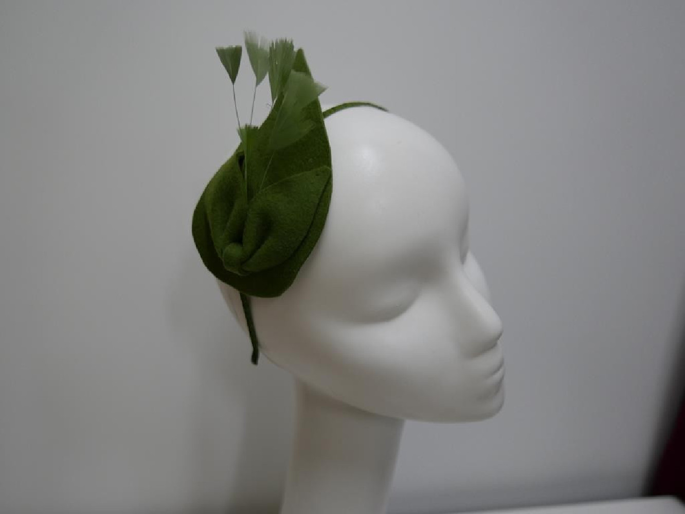 Oliwkowy fascynator filcowy na przepasce