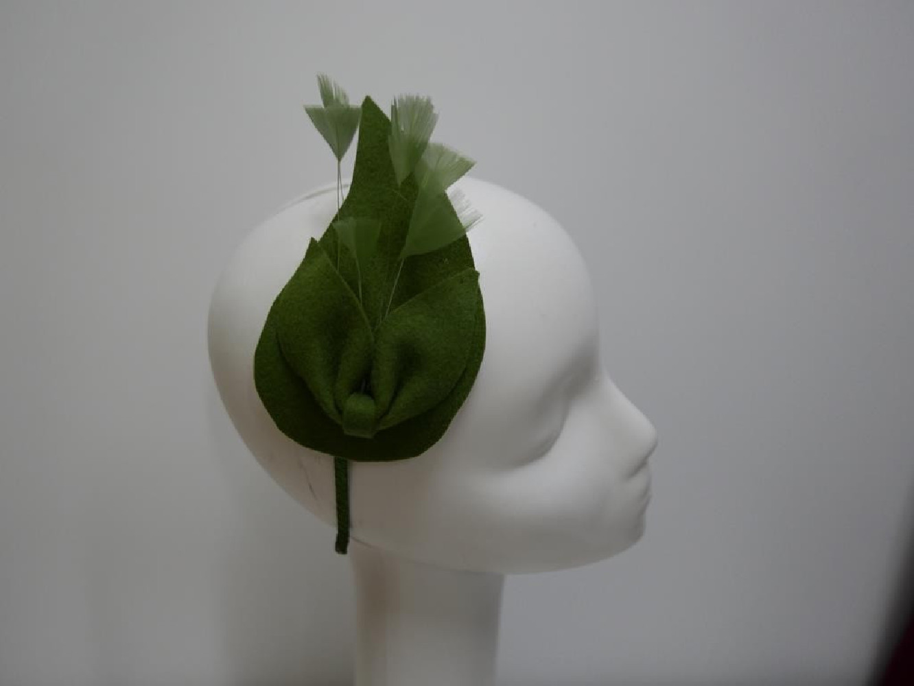 Oliwkowy fascynator filcowy na przepasce