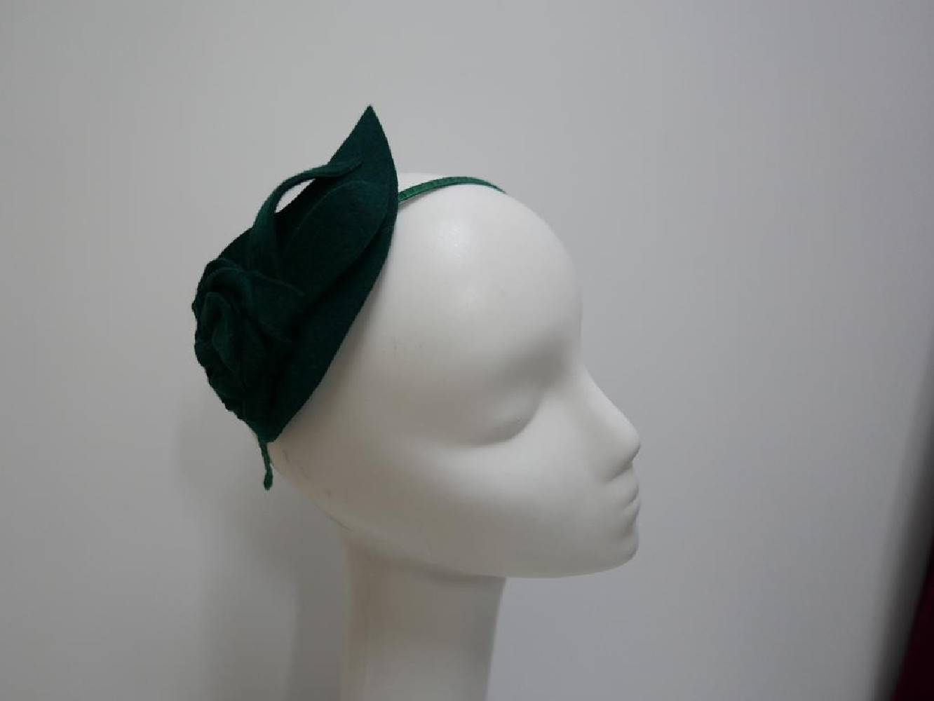 Ciemna zieleń fascynator filcowy na przepasce