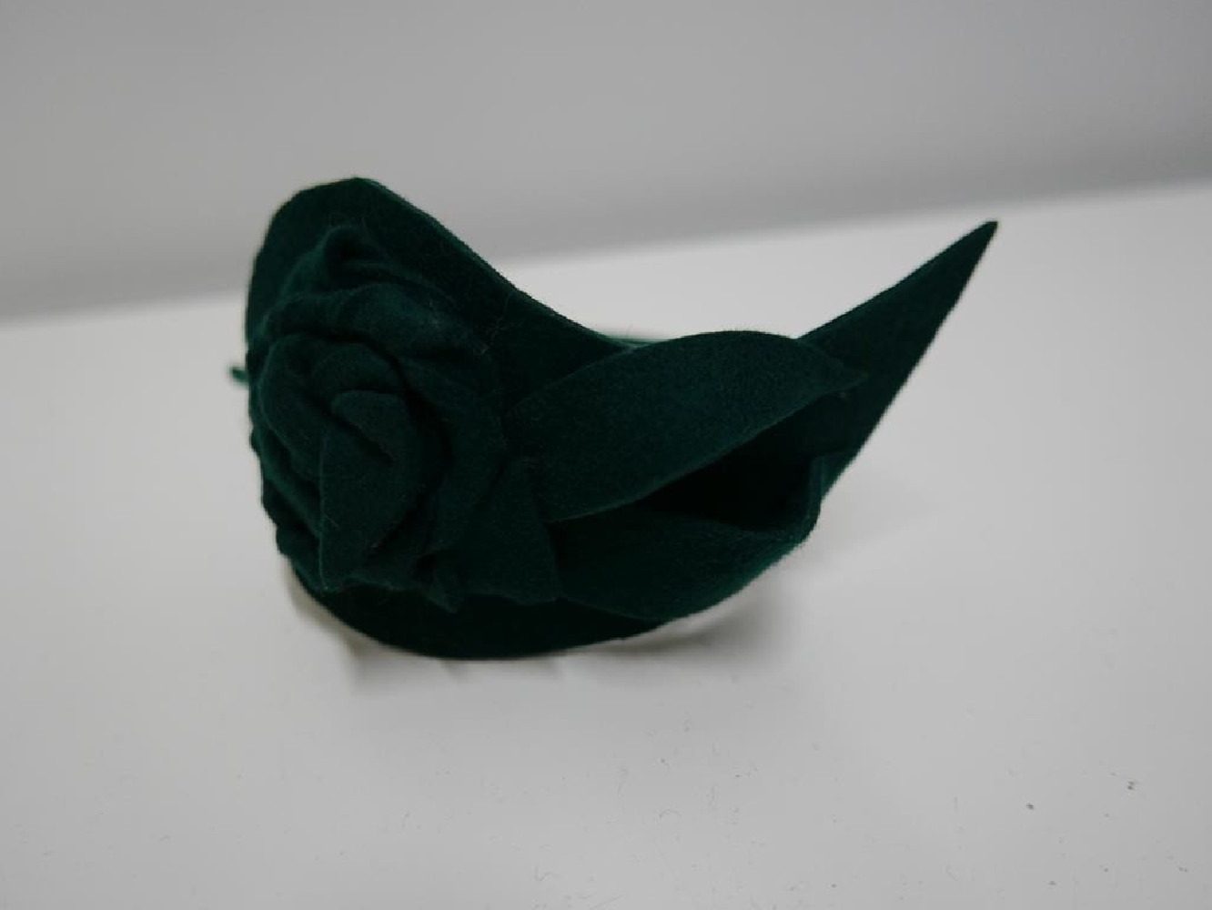 Ciemna zieleń fascynator filcowy na przepasce