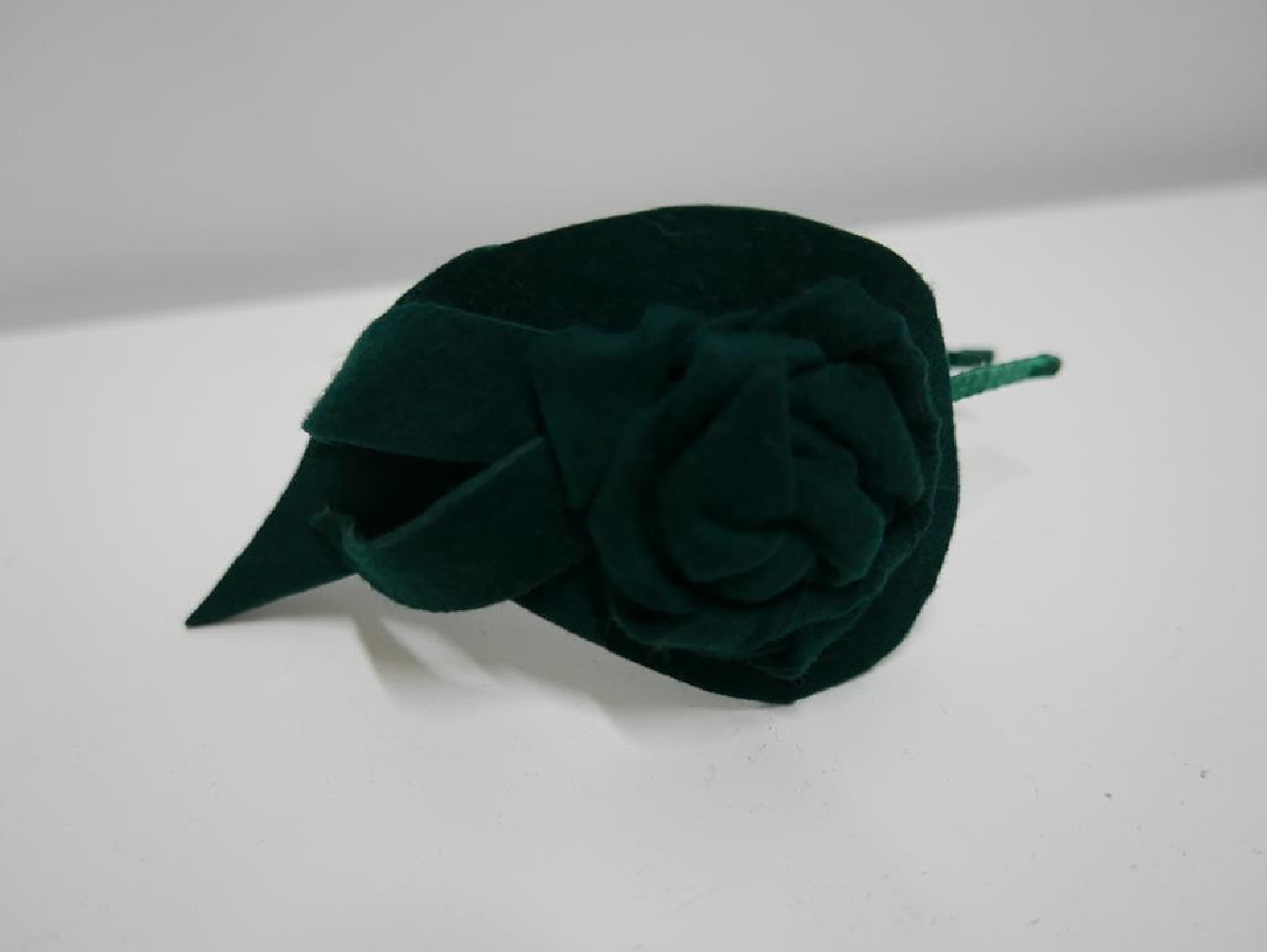 Ciemna zieleń fascynator filcowy na przepasce