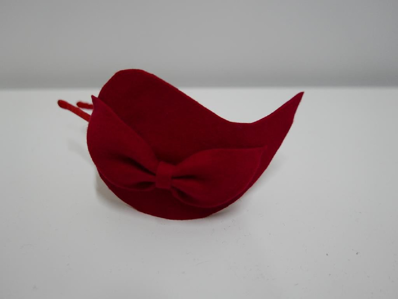 Czerwony fascynator filcowy na przepasce