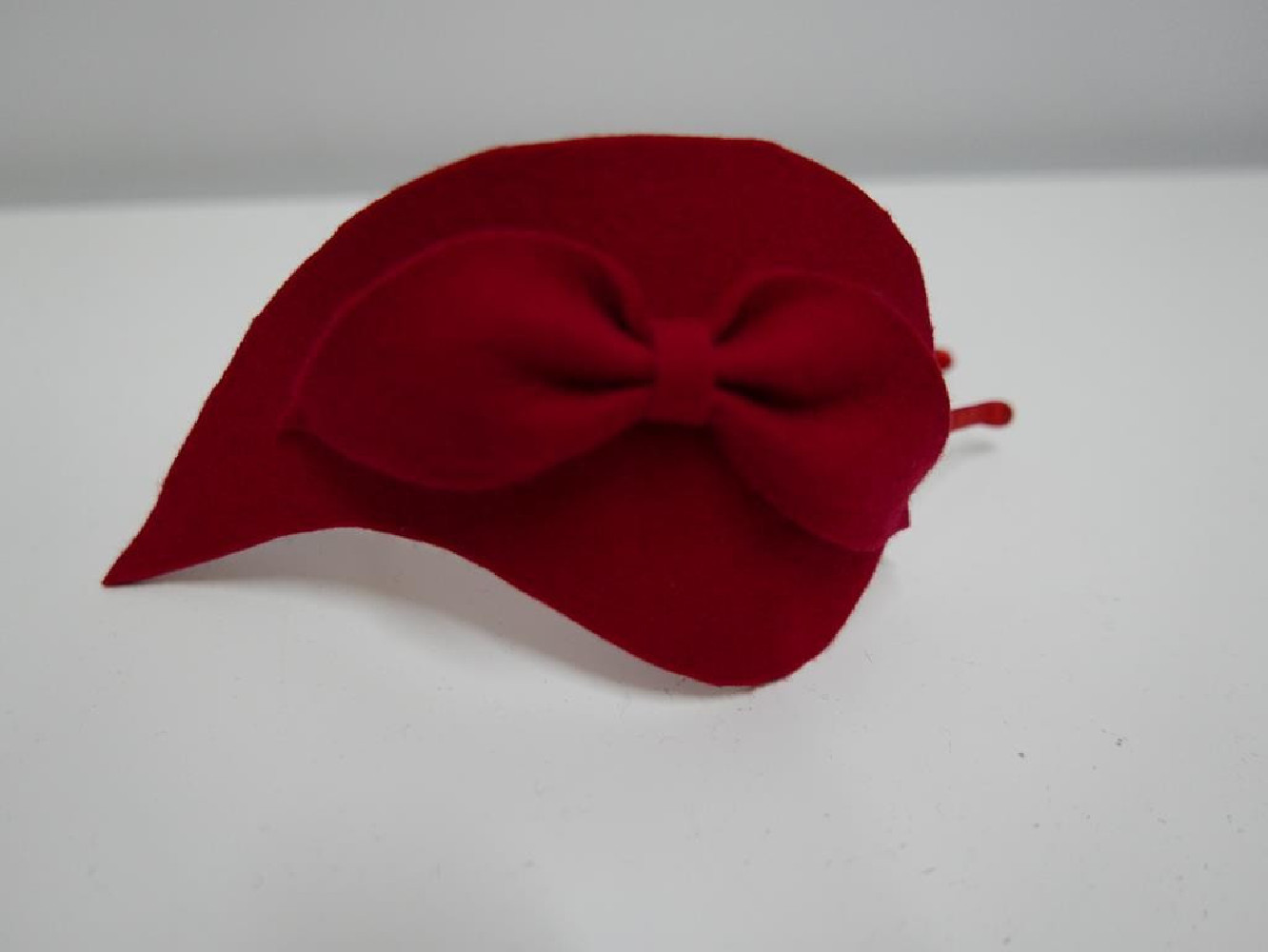 Czerwony fascynator filcowy na przepasce