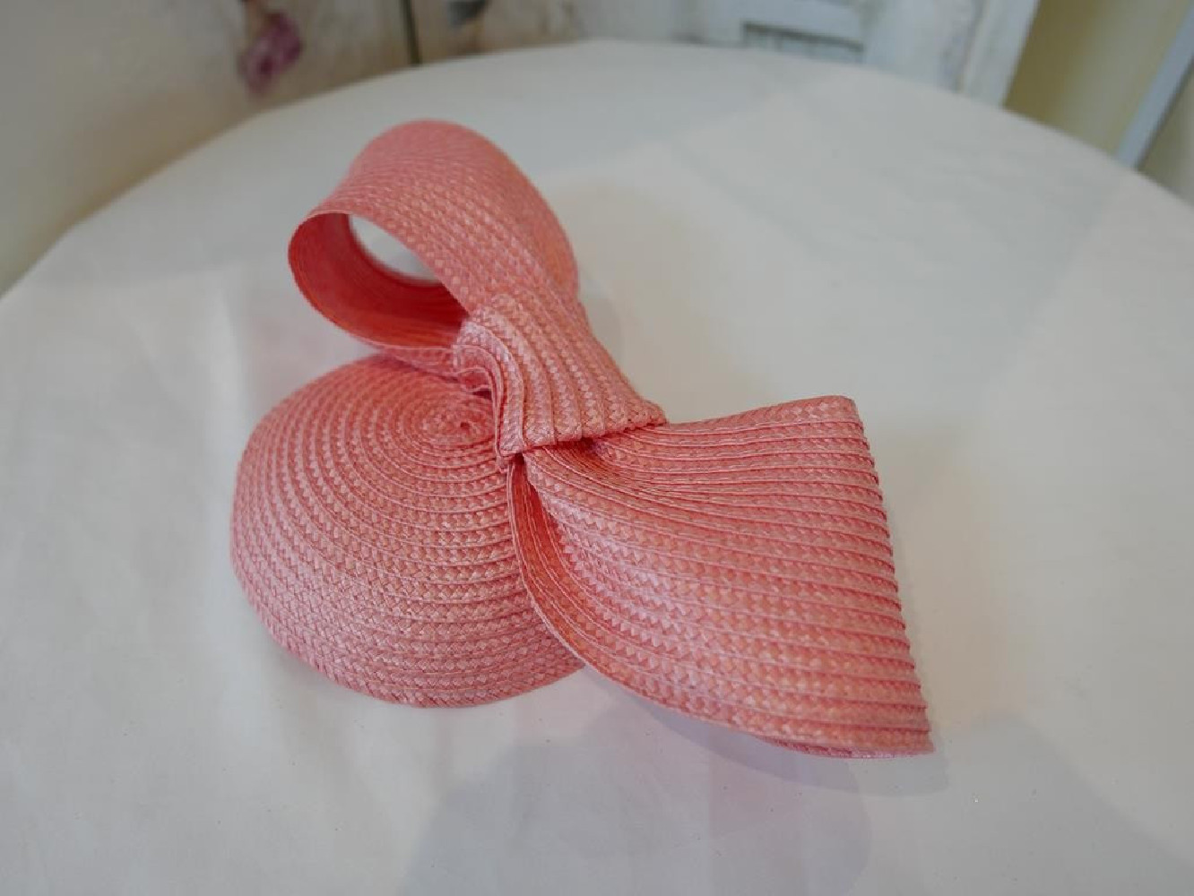 Morelowy róż, letni fascynator