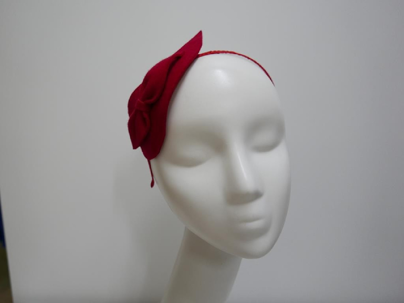 Czerwony fascynator filcowy na przepasce