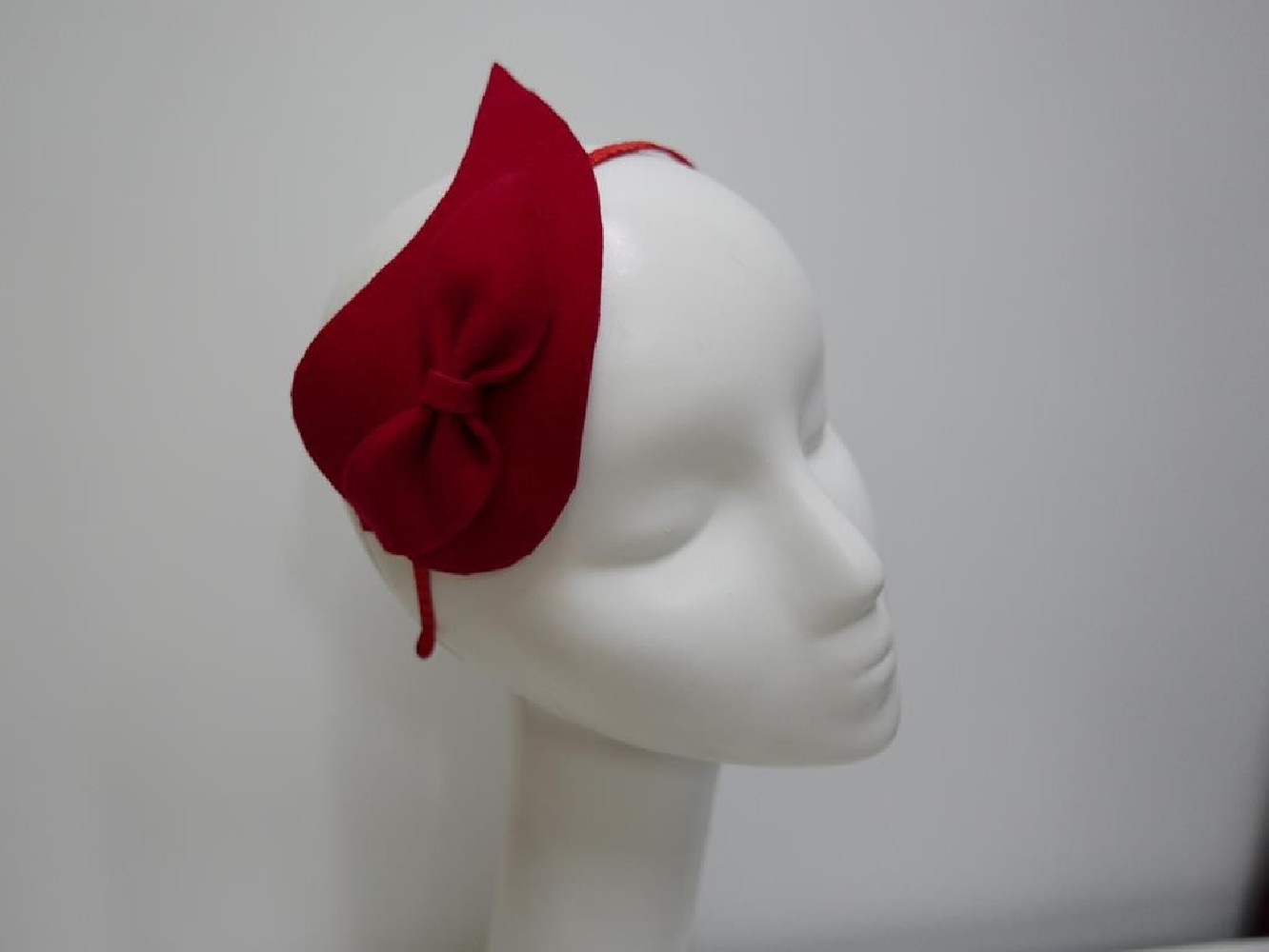 Czerwony fascynator filcowy na przepasce