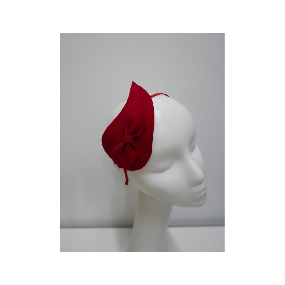 Czerwony fascynator filcowy na przepasce
