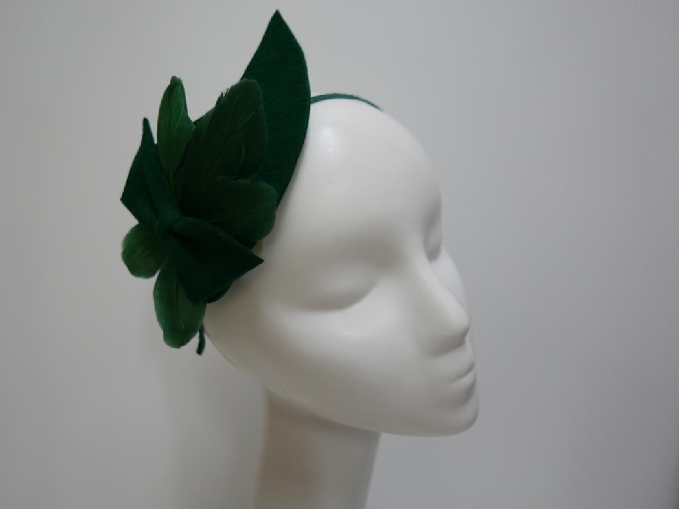 Soczysta zieleń fascynator filcowy na przepasce