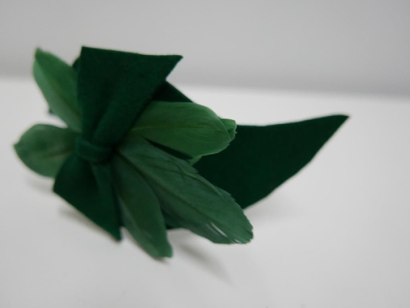 Soczysta zieleń fascynator filcowy na przepasce