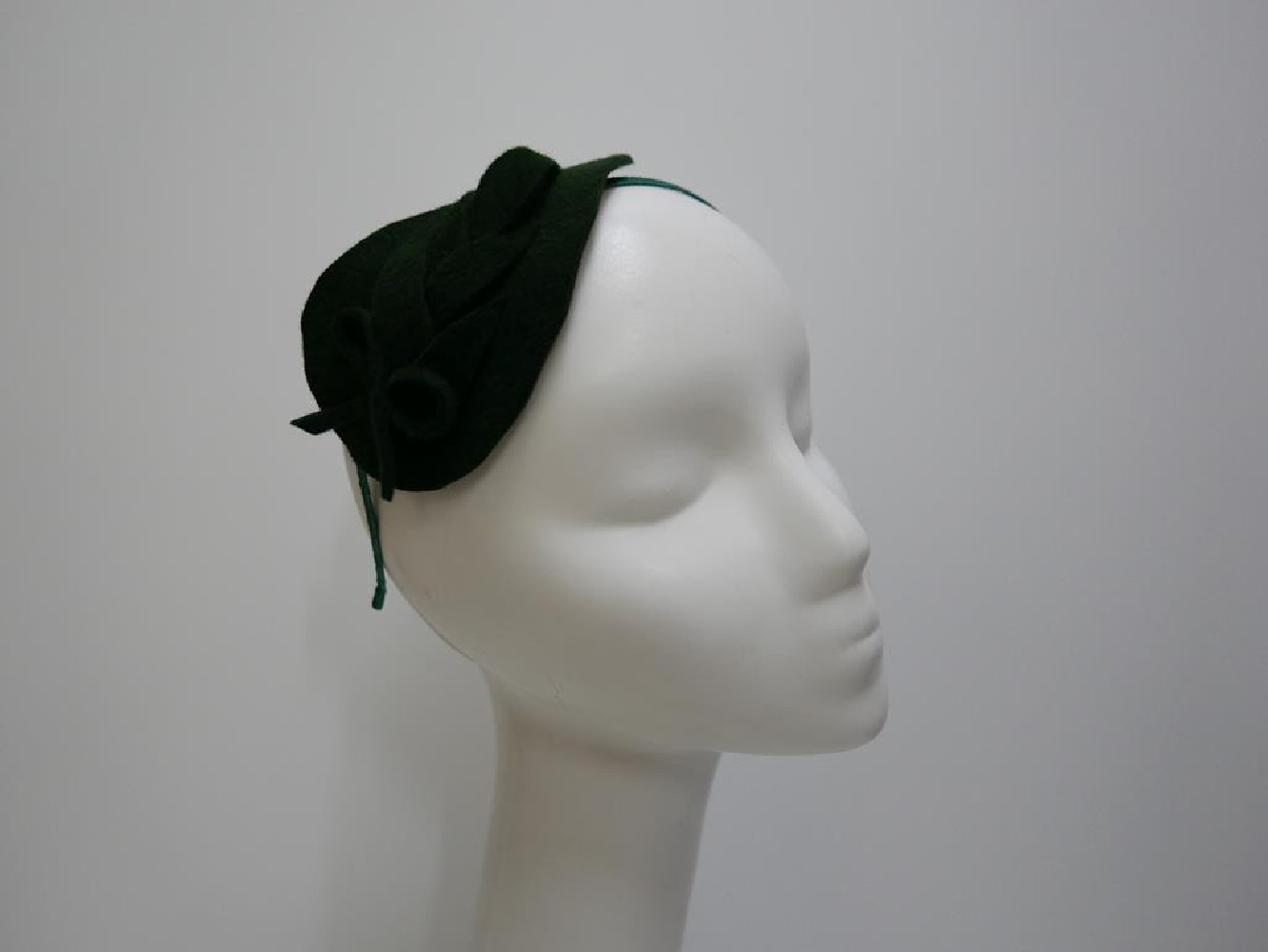 Ciemna zieleń fascynator filcowy na przepasce
