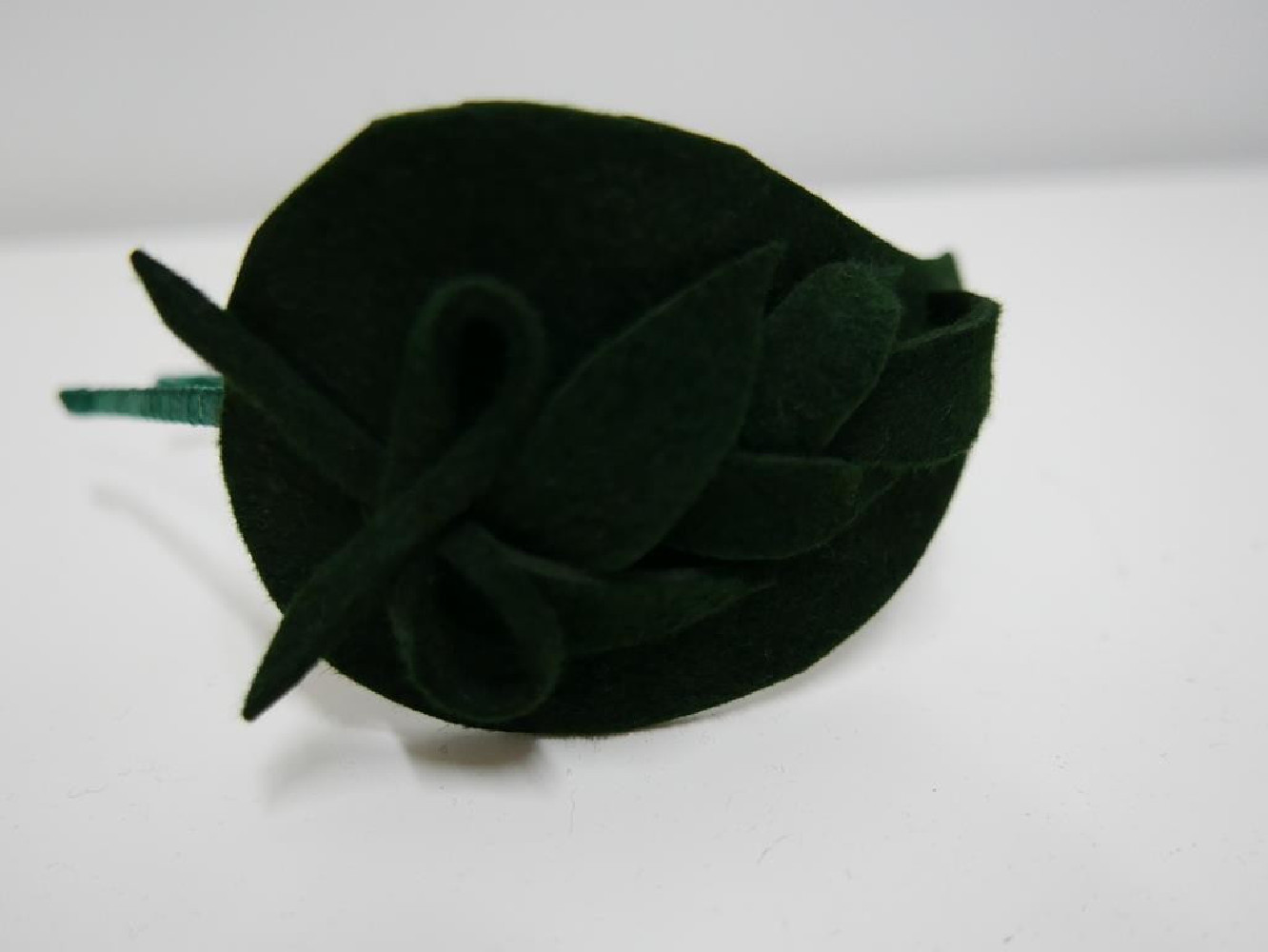 Ciemna zieleń fascynator filcowy na przepasce