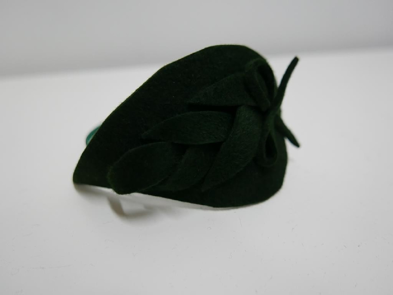 Ciemna zieleń fascynator filcowy na przepasce