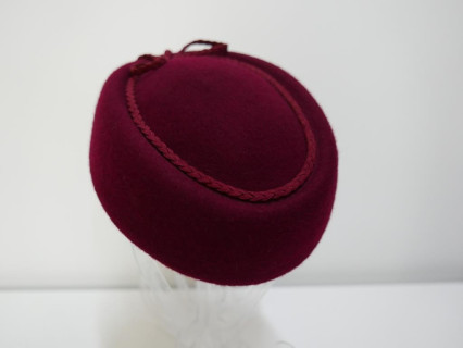 Tatiana wiśniowy toczek w kształcie furażerki