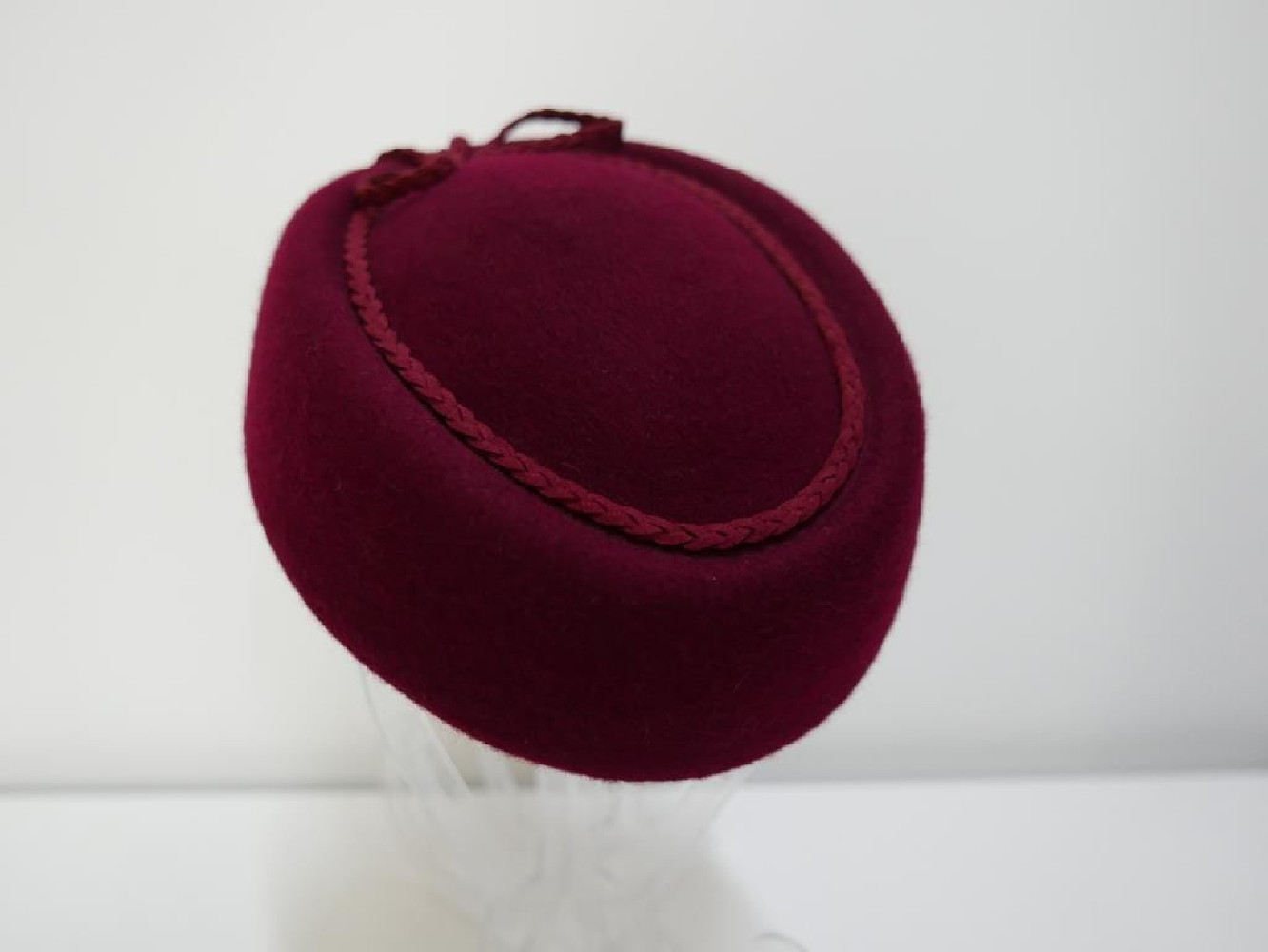 Tatiana wiśniowy toczek w kształcie furażerki