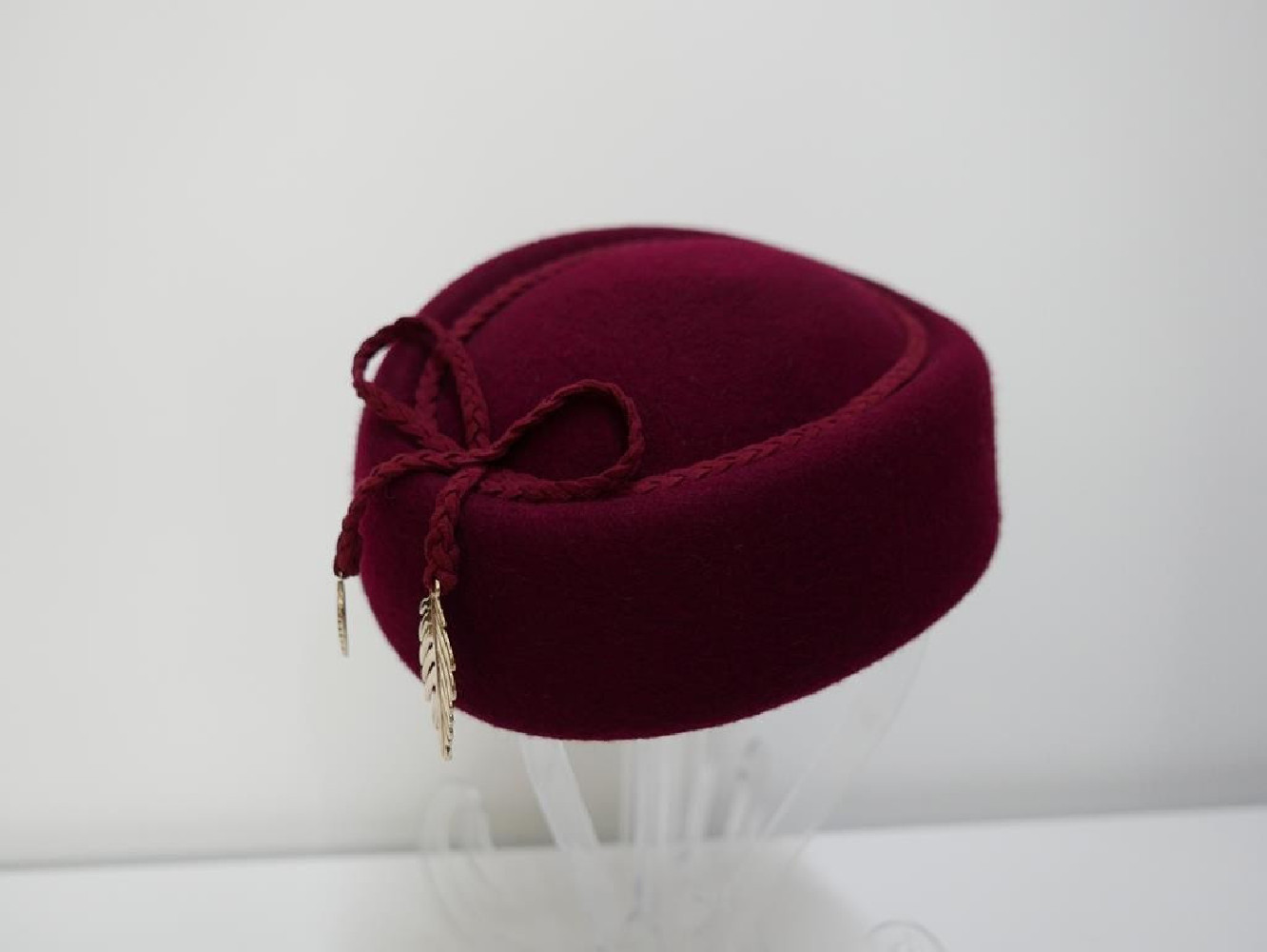 Tatiana wiśniowy toczek w kształcie furażerki