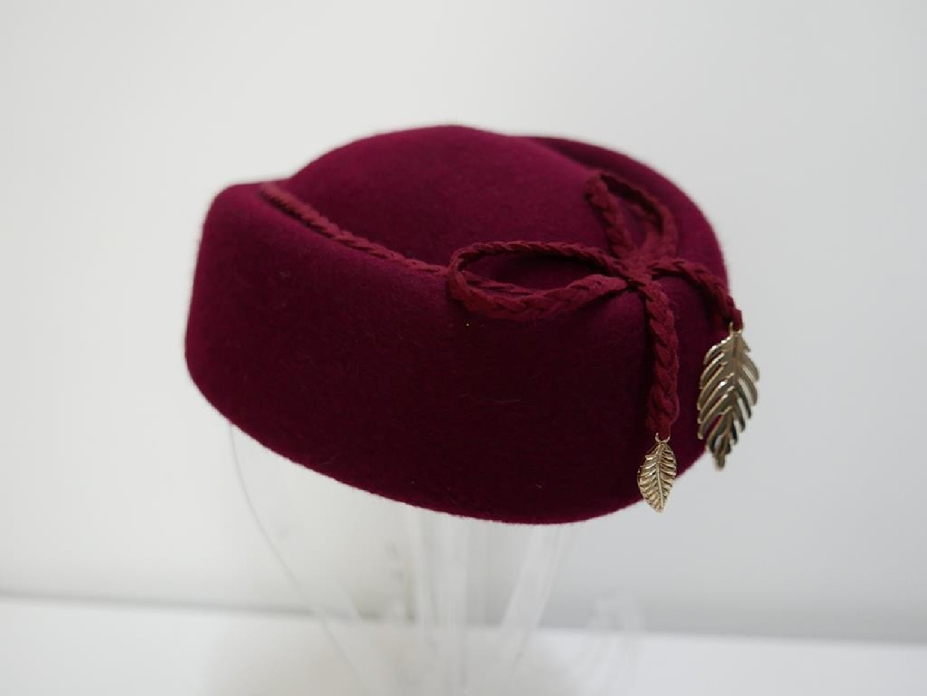 Tatiana wiśniowy toczek w kształcie furażerki