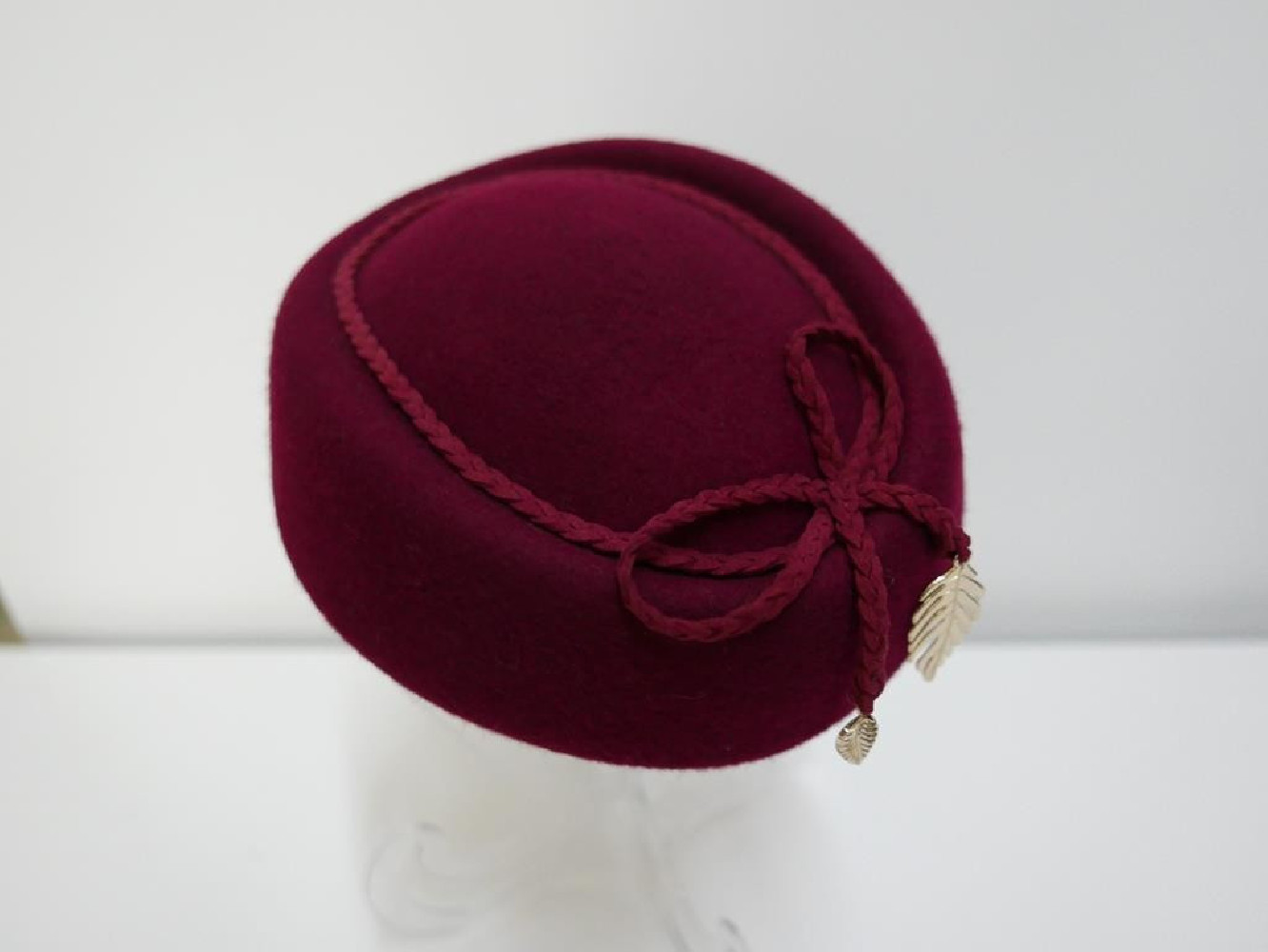 Tatiana wiśniowy toczek w kształcie furażerki