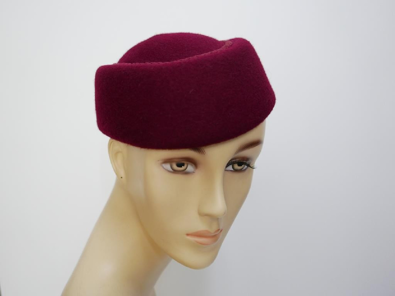 Tatiana wiśniowy toczek w kształcie furażerki