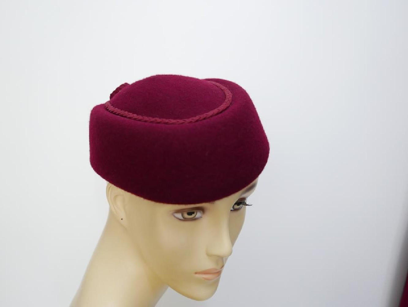 Tatiana wiśniowy toczek w kształcie furażerki