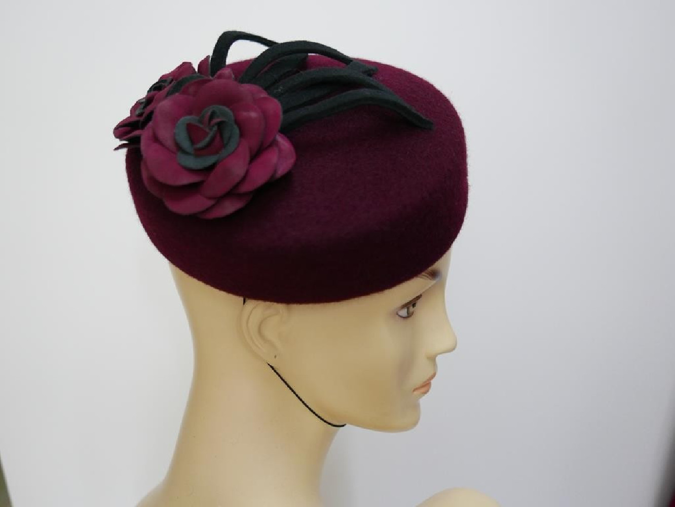 Pastylka -bordowy toczek filcowy