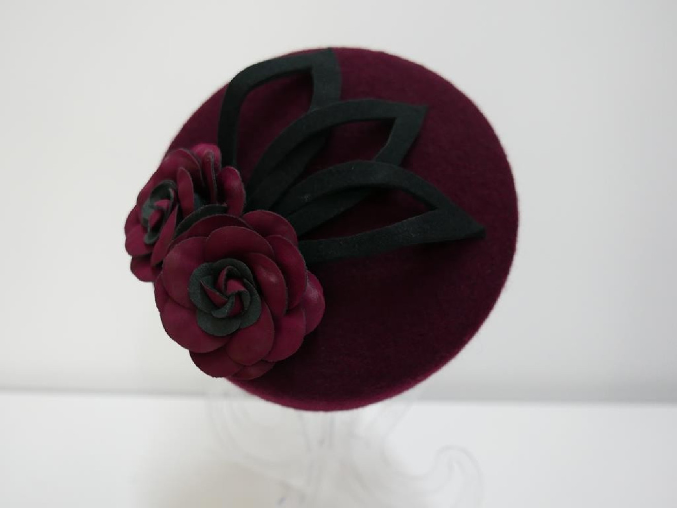 Pastylka -bordowy toczek filcowy