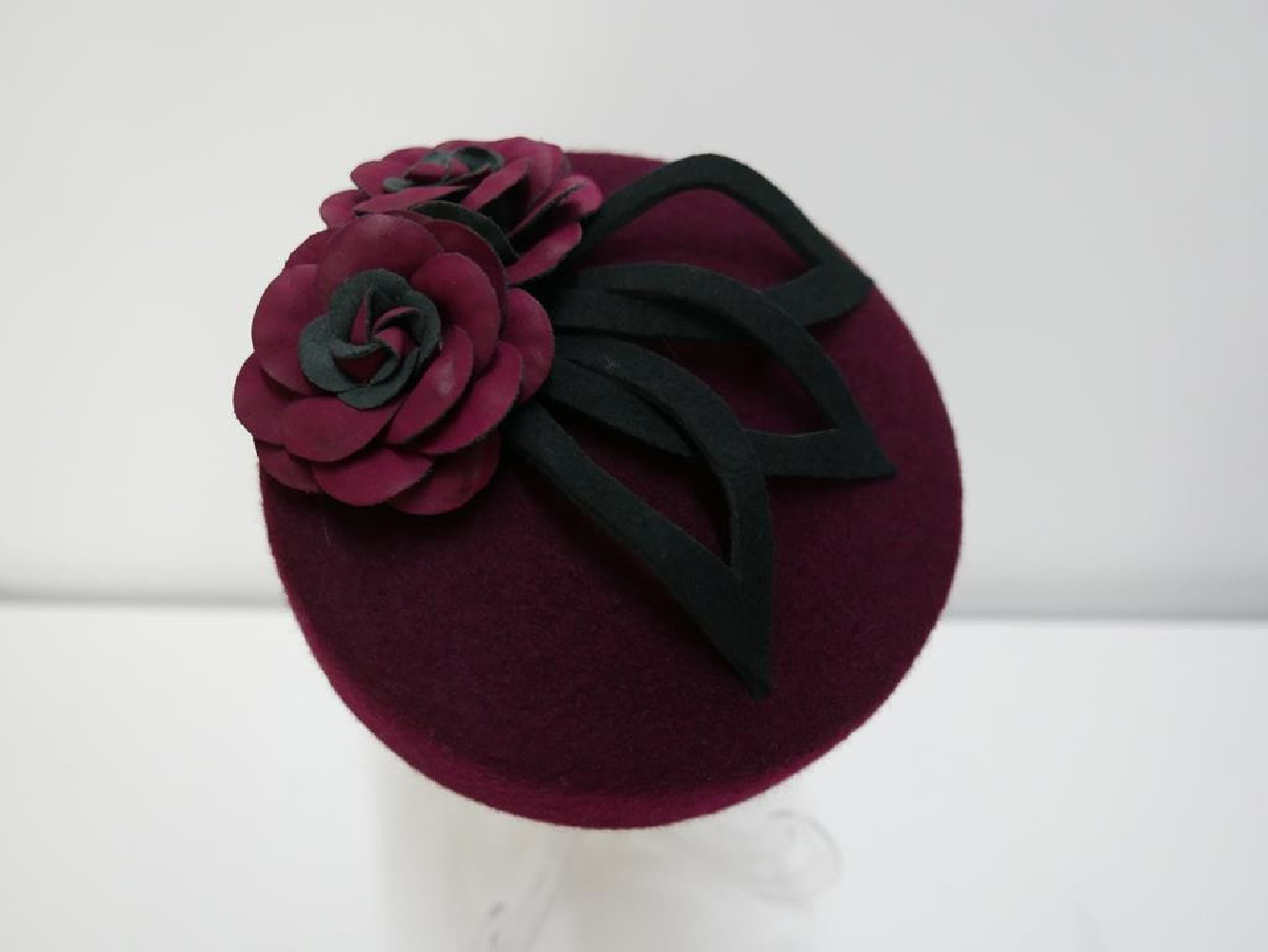 Pastylka -bordowy toczek filcowy