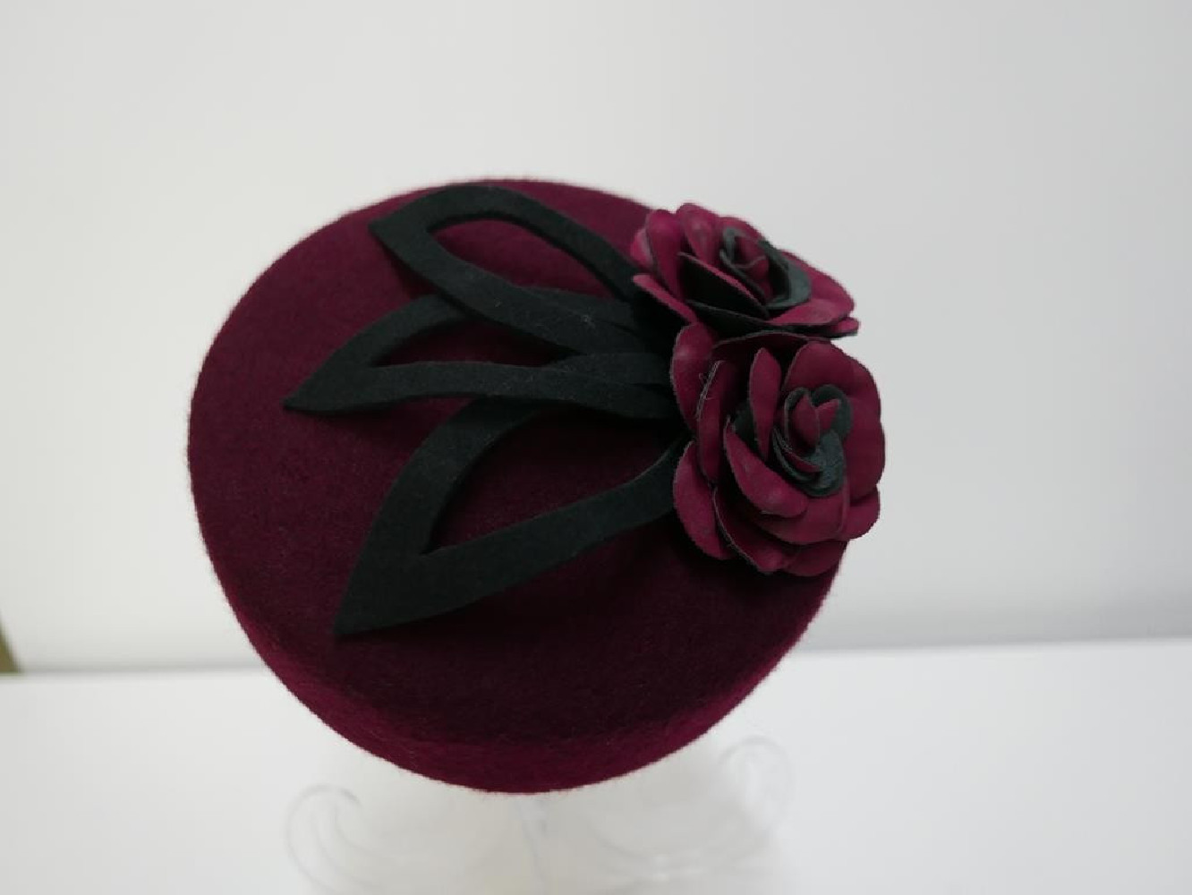 Pastylka -bordowy toczek filcowy