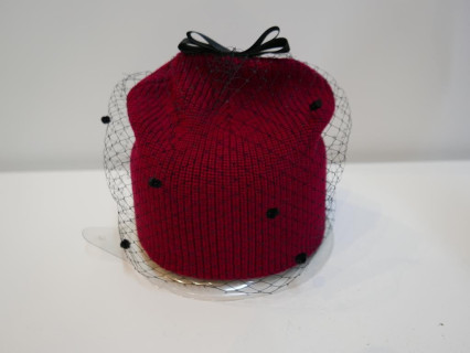 Czerwona czapka z woalką