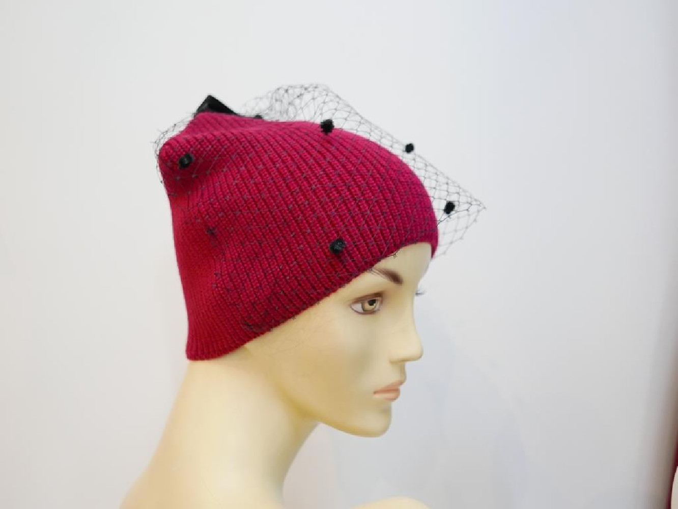Czerwona czapka z woalką