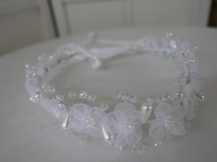 Biały wianek  - fantazyjny stroik 44 cm wiązany