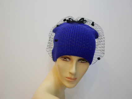 Niebieska czapka z woalką